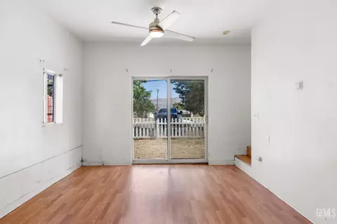 Living - 302 W C St, Tehachapi, CA 93561 photo 4 of 4