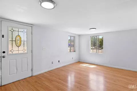 Living - 302 W C St, Tehachapi, CA 93561 photo 3 of 4