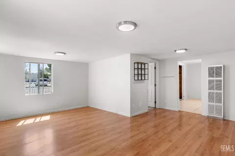 Living - 302 W C St, Tehachapi, CA 93561 photo 2 of 4