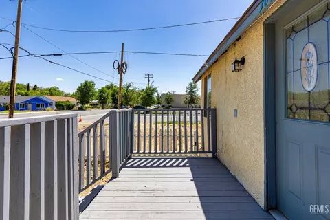 Exterior - 302 W C St, Tehachapi, CA 93561 photo 3 of 12