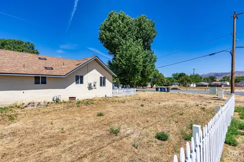 Exterior - 302 W C St, Tehachapi, CA 93561 photo 10 of 12