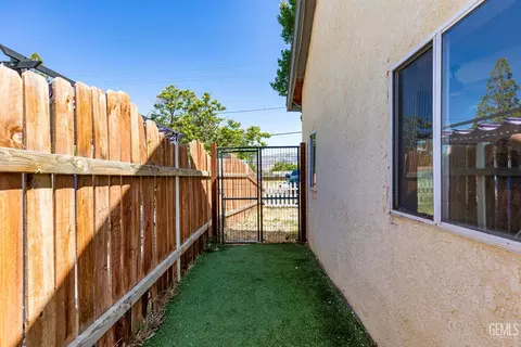 Exterior - 302 W C St, Tehachapi, CA 93561 photo 7 of 12