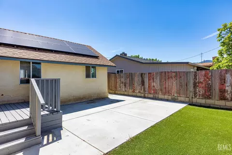Exterior - 302 W C St, Tehachapi, CA 93561 photo 5 of 12