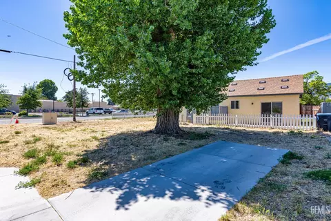 Exterior - 302 W C St, Tehachapi, CA 93561 photo 11 of 12
