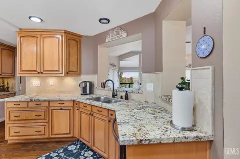 Kitchen - 21800 Quail Springs Rd, Tehachapi, CA 93561 photo 3 of 4