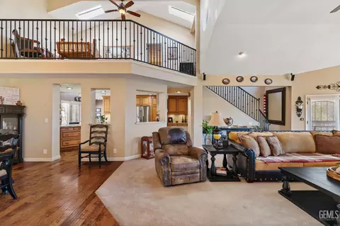 Living - 21800 Quail Springs Rd, Tehachapi, CA 93561 photo 2 of 3