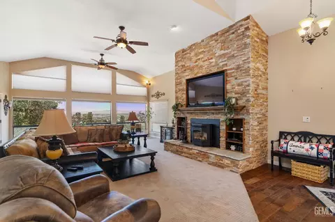 Living - 21800 Quail Springs Rd, Tehachapi, CA 93561 photo 3 of 3