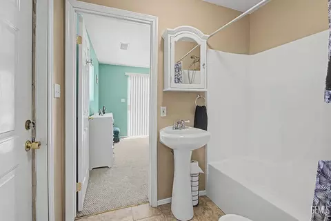 Bath - 24929 Millux Rd, Arvin, CA 93203 photo 2 of 2