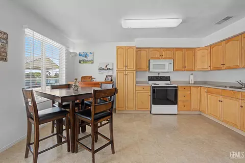 Kitchen - 24929 Millux Rd, Arvin, CA 93203 photo 1 of 2