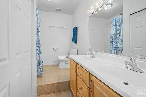 Bath - 24929 Millux Rd, Arvin, CA 93203 photo 1 of 2