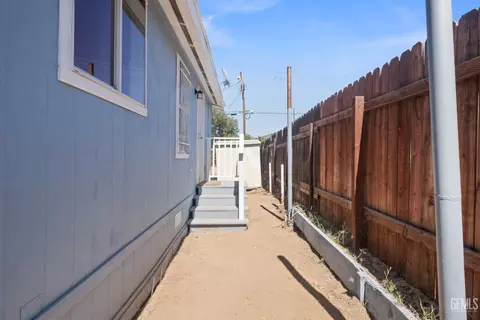 Exterior - 404 Naylor Ave, Taft, CA 93268 photo 1 of 4