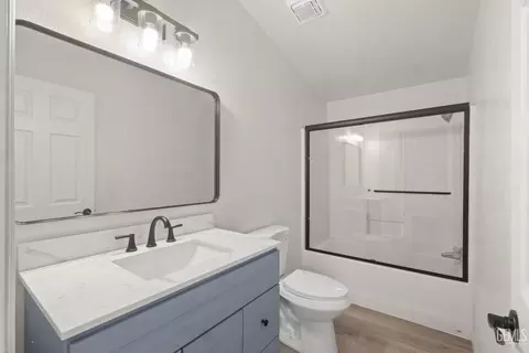 Bath - 404 Naylor Ave, Taft, CA 93268 photo 1 of 4