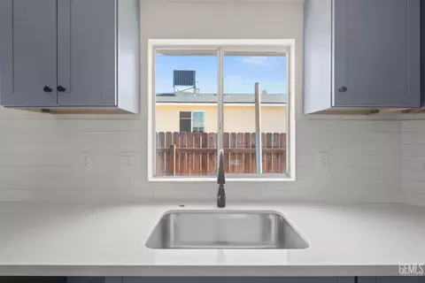 Kitchen - 404 Naylor Ave, Taft, CA 93268 photo 8 of 9