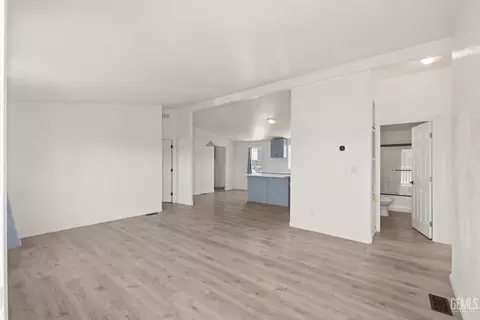 Living - 404 Naylor Ave, Taft, CA 93268 photo 2 of 3