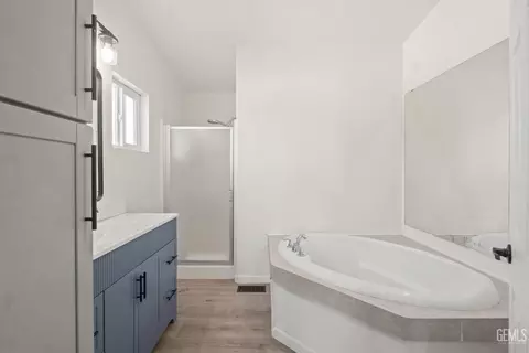 Bath - 404 Naylor Ave, Taft, CA 93268 photo 2 of 4