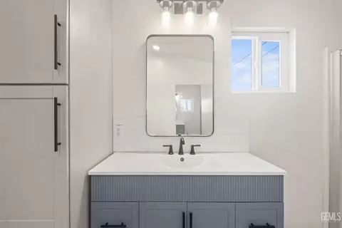 Bath - 404 Naylor Ave, Taft, CA 93268 photo 4 of 4