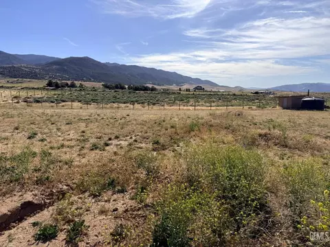 Exterior - 18701 Maurice Way, Tehachapi, CA 93561 photo 8 of 12