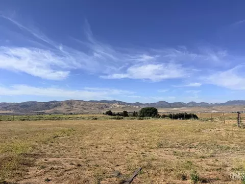 Exterior - 18701 Maurice Way, Tehachapi, CA 93561 photo 10 of 12