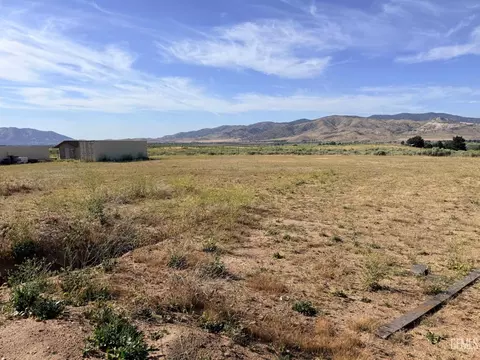 Exterior - 18701 Maurice Way, Tehachapi, CA 93561 photo 6 of 12
