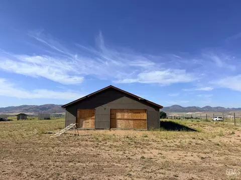 Exterior - 18701 Maurice Way, Tehachapi, CA 93561 photo 4 of 12