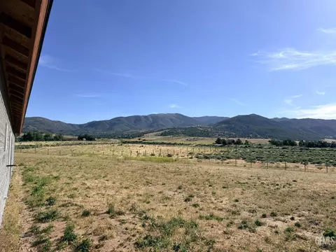 Exterior - 18701 Maurice Way, Tehachapi, CA 93561 photo 9 of 12