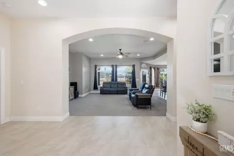Entry Way - 405 Hillard St, Taft, CA 93268 photo 2 of 5