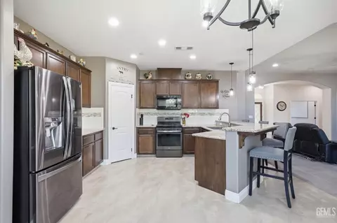 Kitchen - 405 Hillard St, Taft, CA 93268 photo 4 of 6