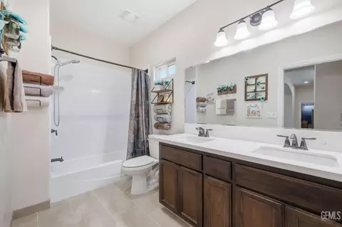 Entry Way - 405 Hillard St, Taft, CA 93268 photo 5 of 5