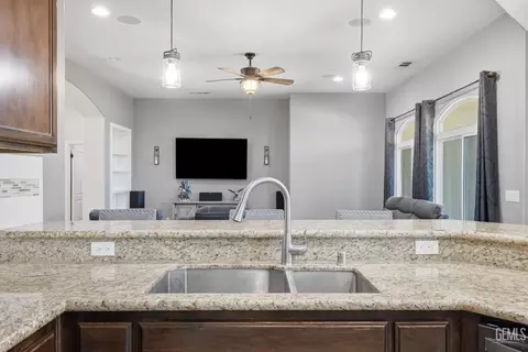 Kitchen - 405 Hillard St, Taft, CA 93268 photo 6 of 6