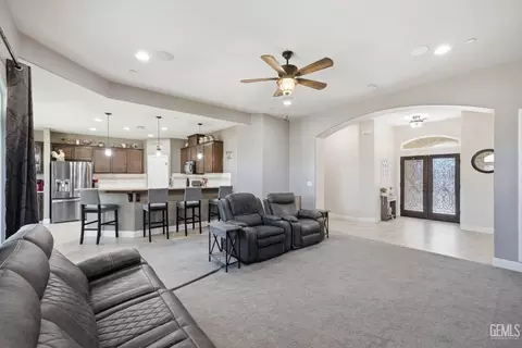 Entry Way - 405 Hillard St, Taft, CA 93268 photo 3 of 5