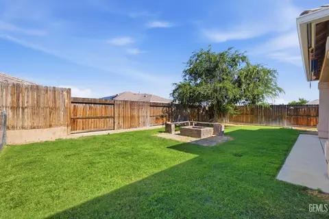 Exterior - 405 Hillard St, Taft, CA 93268 photo 7 of 11