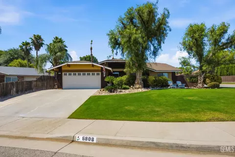 6808 Autumn Ridge Dr, Bakersfield, CA 93306