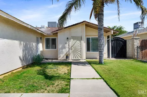 1016 Iris St, Wasco, CA 93280 photo 2
