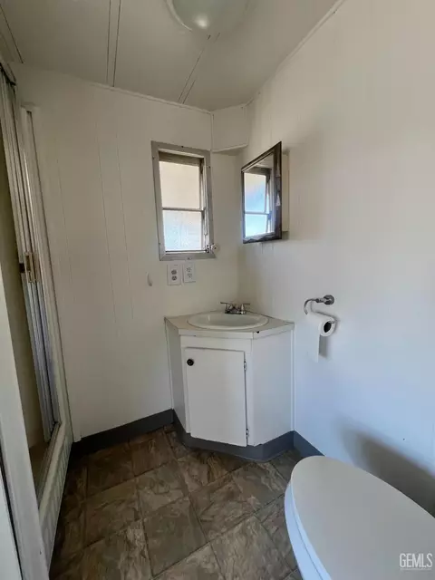 Bath - 27 Tee Ln, Bakersfield, CA 93308 photo 2 of 2