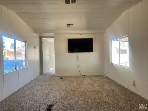 Living - 27 Tee Ln, Bakersfield, CA 93308 photo 1 of 1
