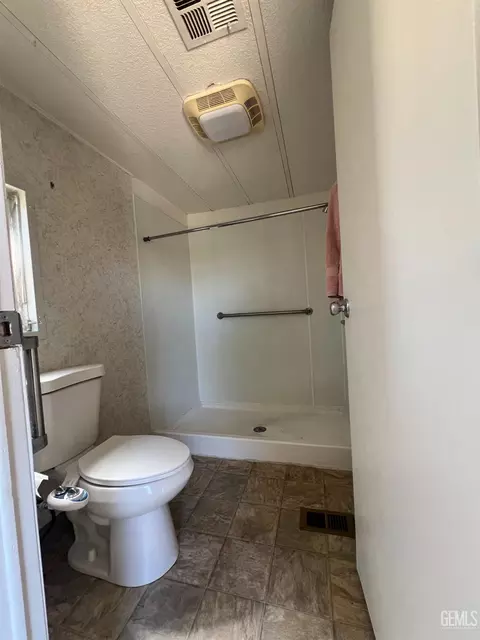 Bath - 27 Tee Ln, Bakersfield, CA 93308 photo 1 of 2