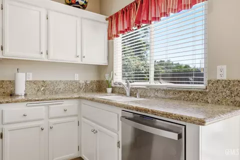 412 Lewisham St, Bakersfield, CA 93311 photo 18