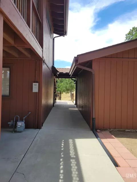 Entry Way - 30341 Pinedale Dr, Tehachapi, CA 93561 photo 1 of 1