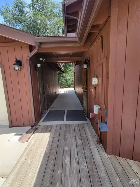 Exterior - 30341 Pinedale Dr, Tehachapi, CA 93561 photo 5 of 8