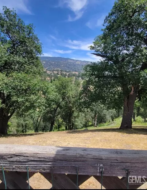 Exterior - 30341 Pinedale Dr, Tehachapi, CA 93561 photo 6 of 8