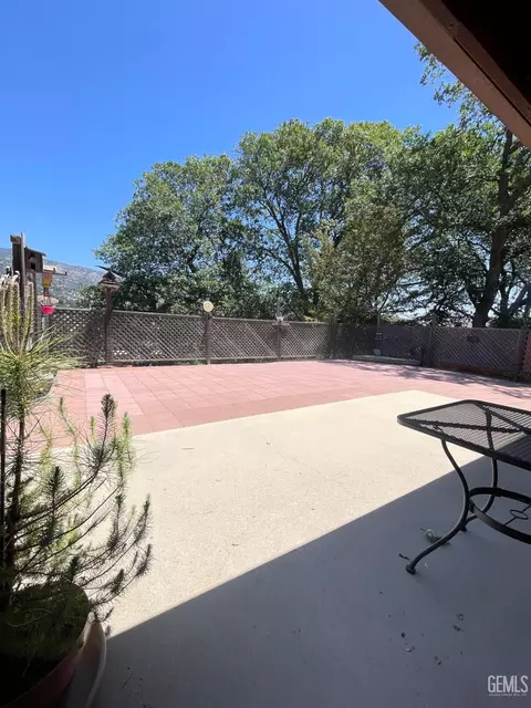 Exterior - 30341 Pinedale Dr, Tehachapi, CA 93561 photo 2 of 8