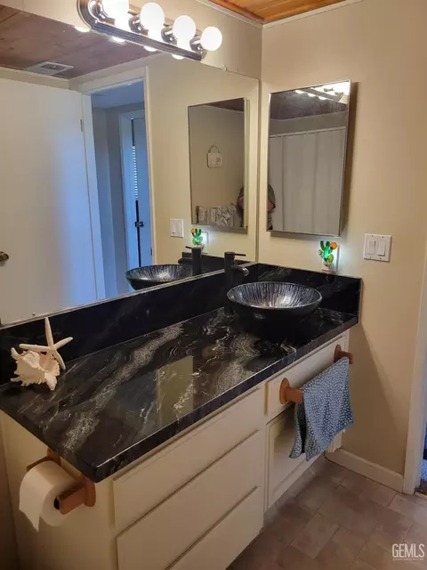 Bath - 30341 Pinedale Dr, Tehachapi, CA 93561 photo 3 of 4
