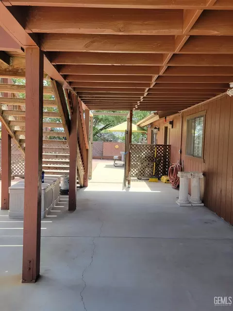 Exterior - 30341 Pinedale Dr, Tehachapi, CA 93561 photo 4 of 8