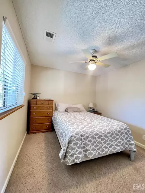 Bedroom - 30341 Pinedale Dr, Tehachapi, CA 93561 photo 2 of 4