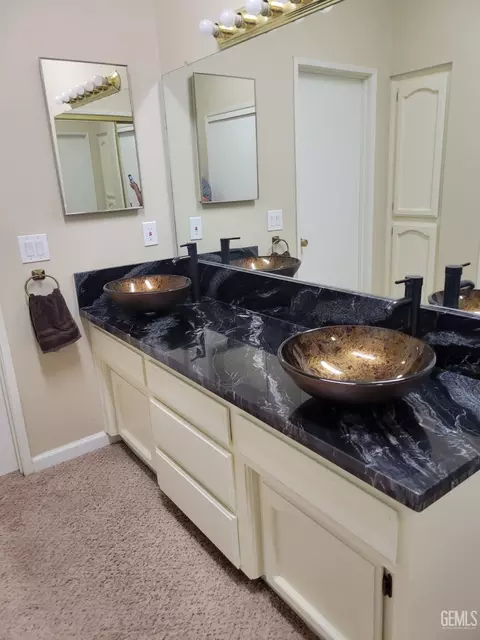 Bath - 30341 Pinedale Dr, Tehachapi, CA 93561 photo 1 of 4