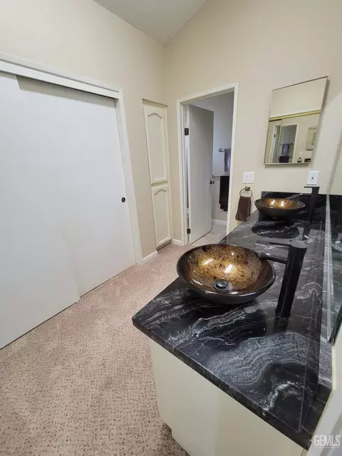 Bath - 30341 Pinedale Dr, Tehachapi, CA 93561 photo 2 of 4