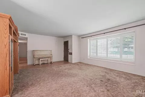 Living - 904 Bell Ave, Taft, CA 93268 photo 1 of 2
