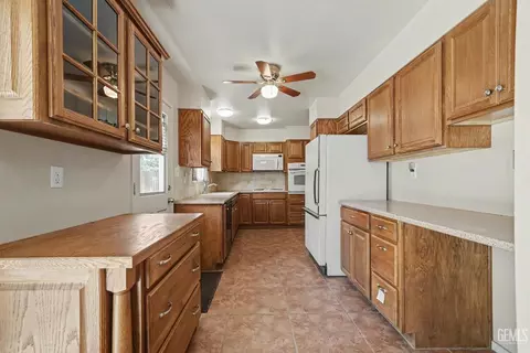 Kitchen - 904 Bell Ave, Taft, CA 93268 photo 1 of 2