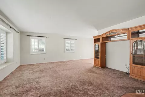 Living - 904 Bell Ave, Taft, CA 93268 photo 2 of 2