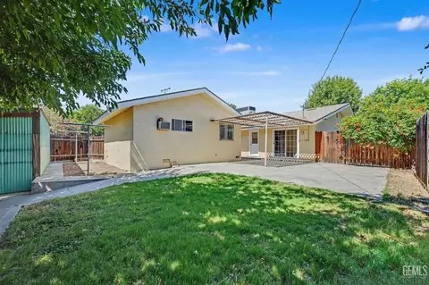 Exterior - 904 Bell Ave, Taft, CA 93268 photo 4 of 7
